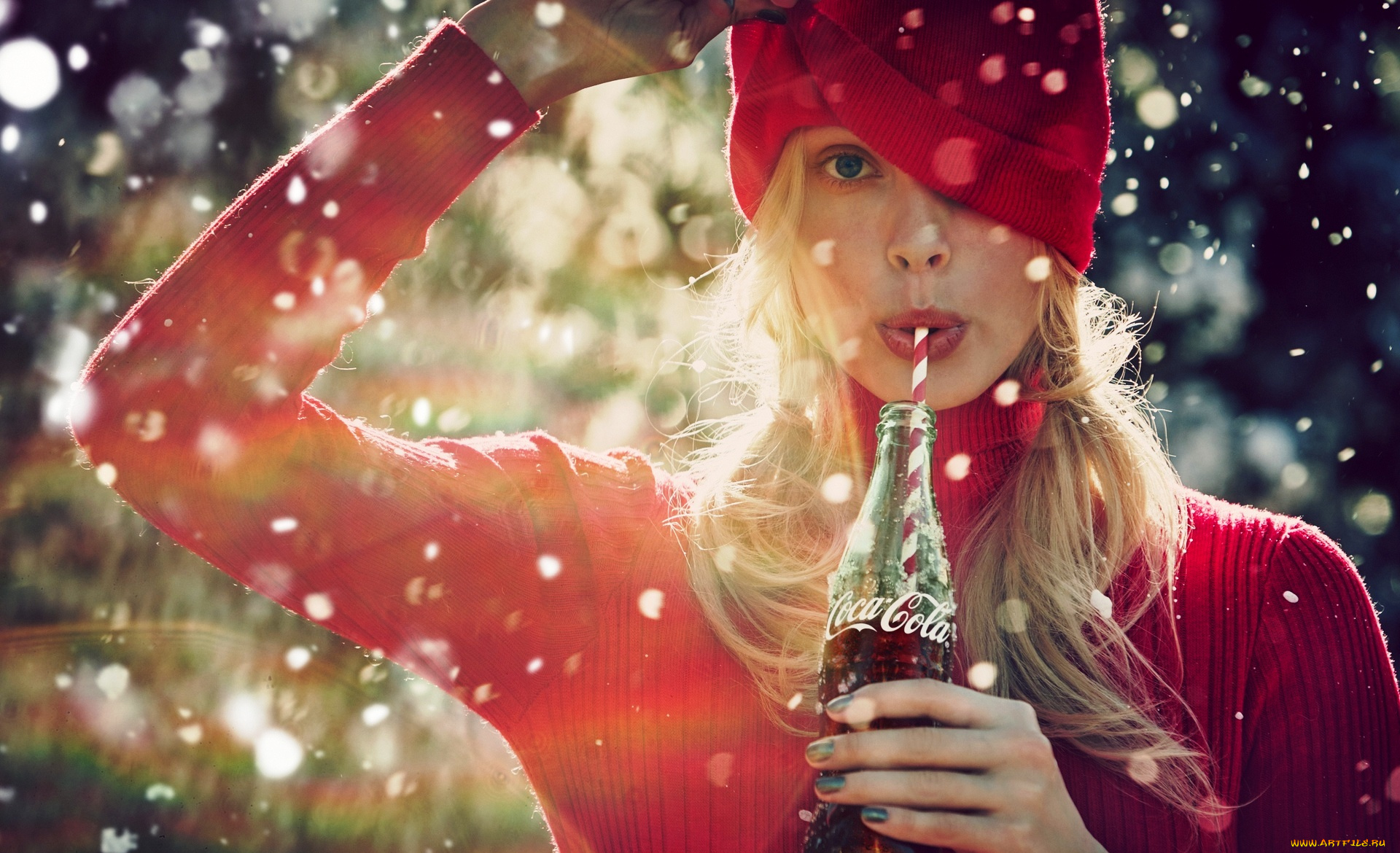 бренды, coca-cola, девушка, блондинка, бутылка, напиток, шапка, свитер, снег, кока-кола