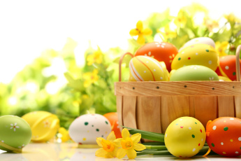 Картинка праздничные пасха яйца крашенки цветы нарциссы лукошко