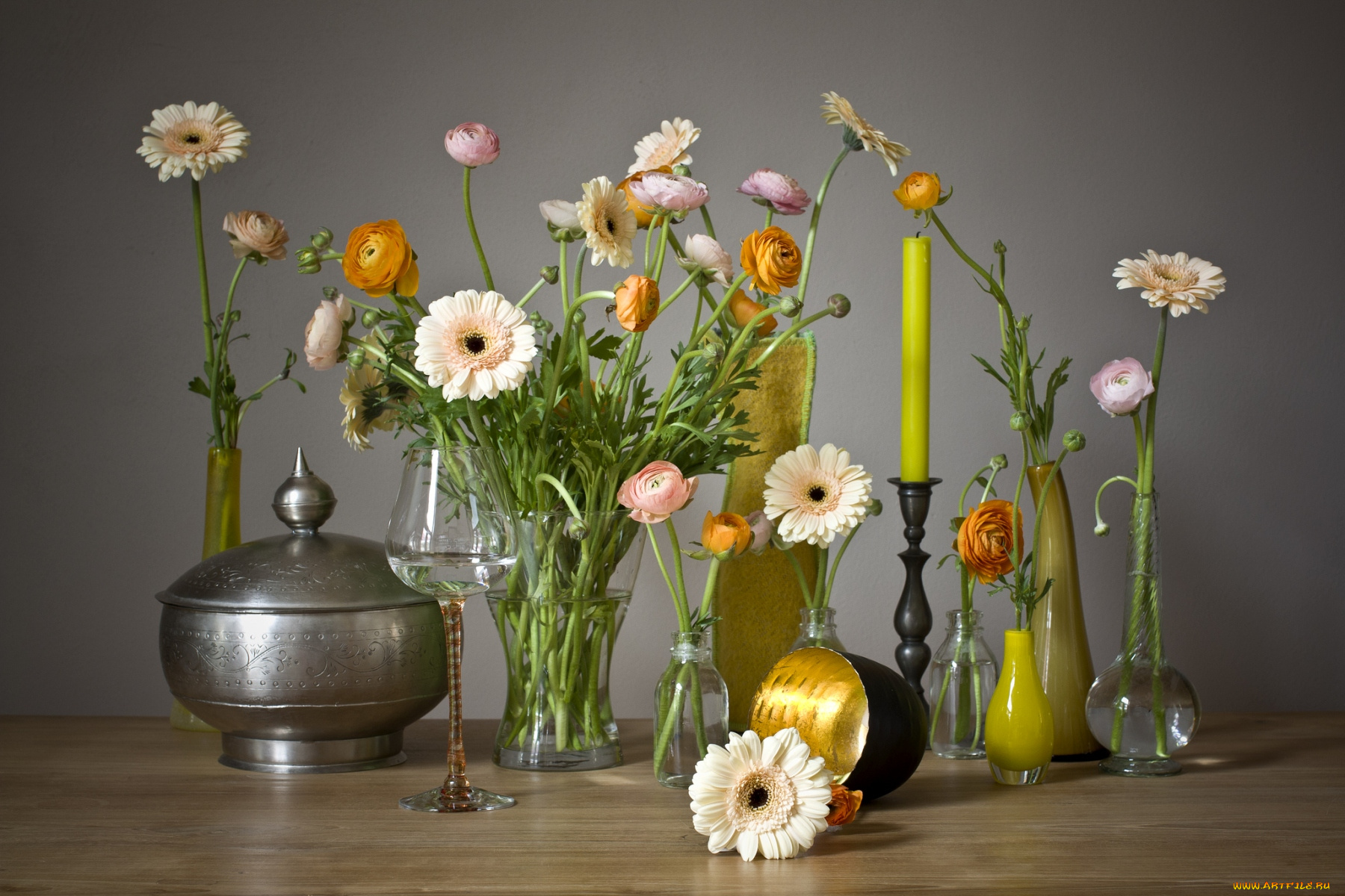 цветы, разные, вместе, вазы, натюрморт, свеча, ранункулюс, герберы