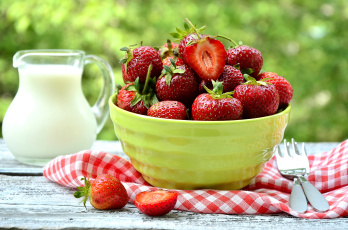 Картинка еда клубника +земляника молоко ягоды