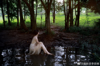 Картинка девушки -+азиатки девушка озеро деревья тропа