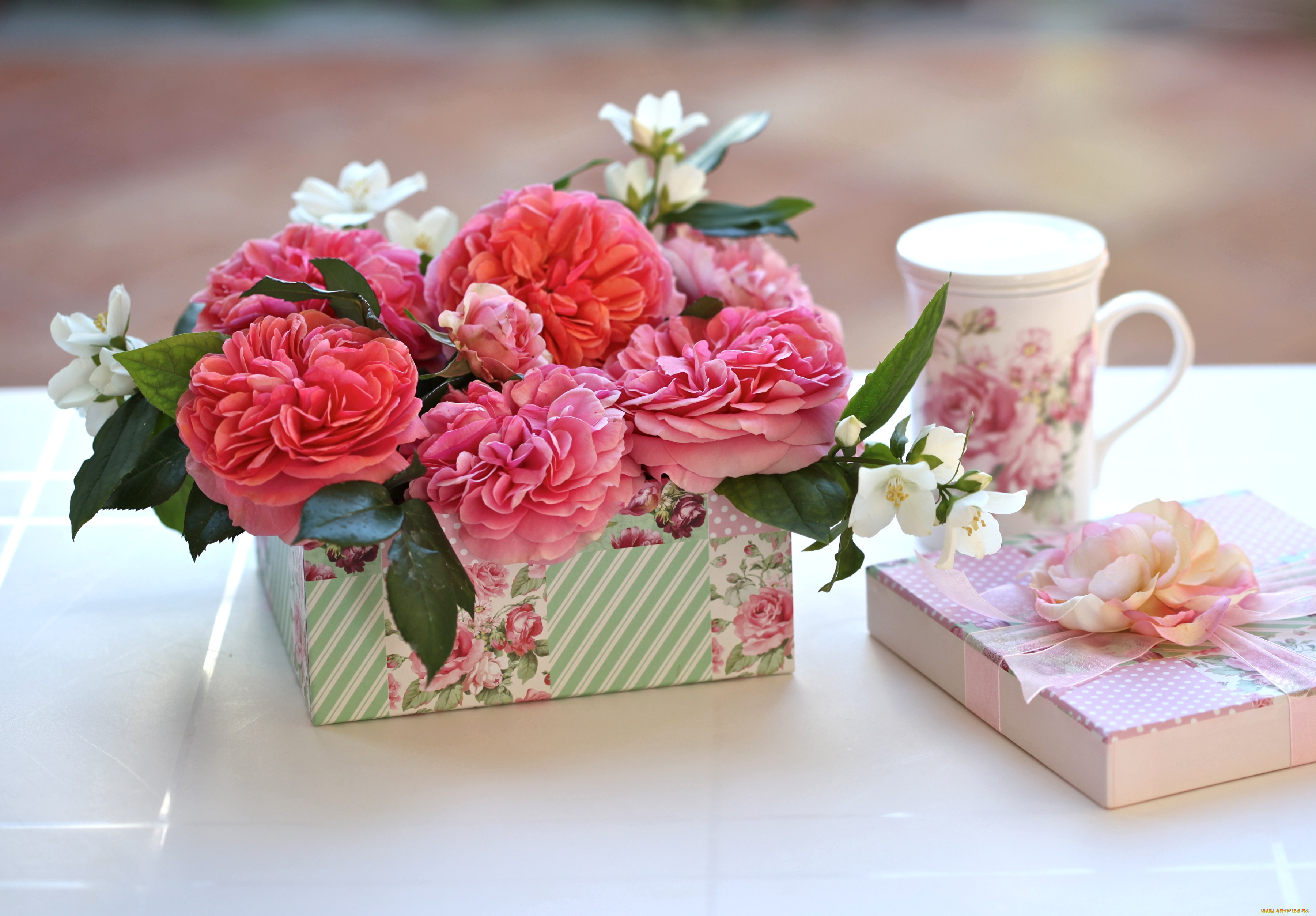 цветы, букеты, композиции, жасмин, чашка, коробочки, розы
