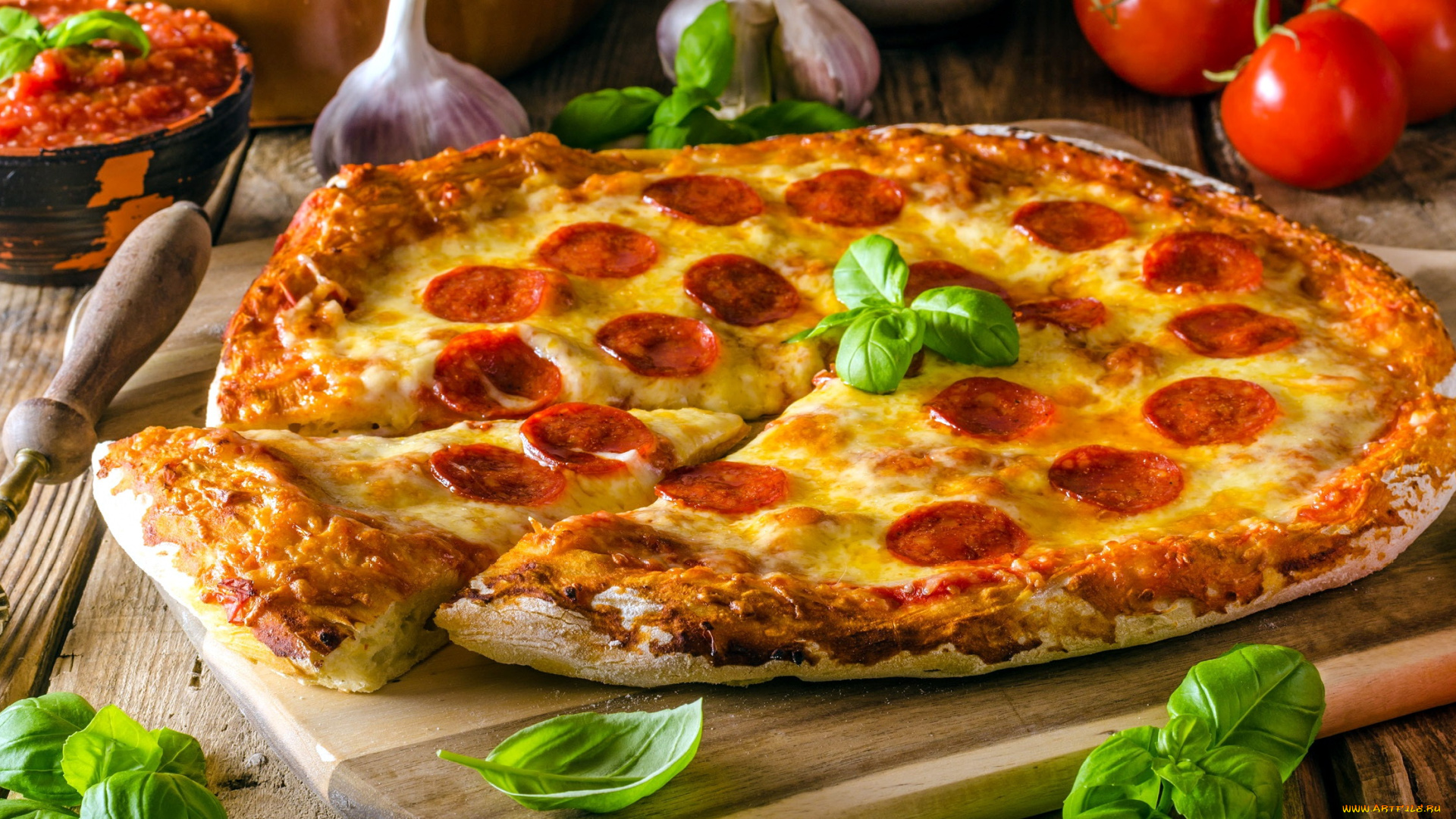 еда, пицца, колбаса, базилик, чеснок, сыр