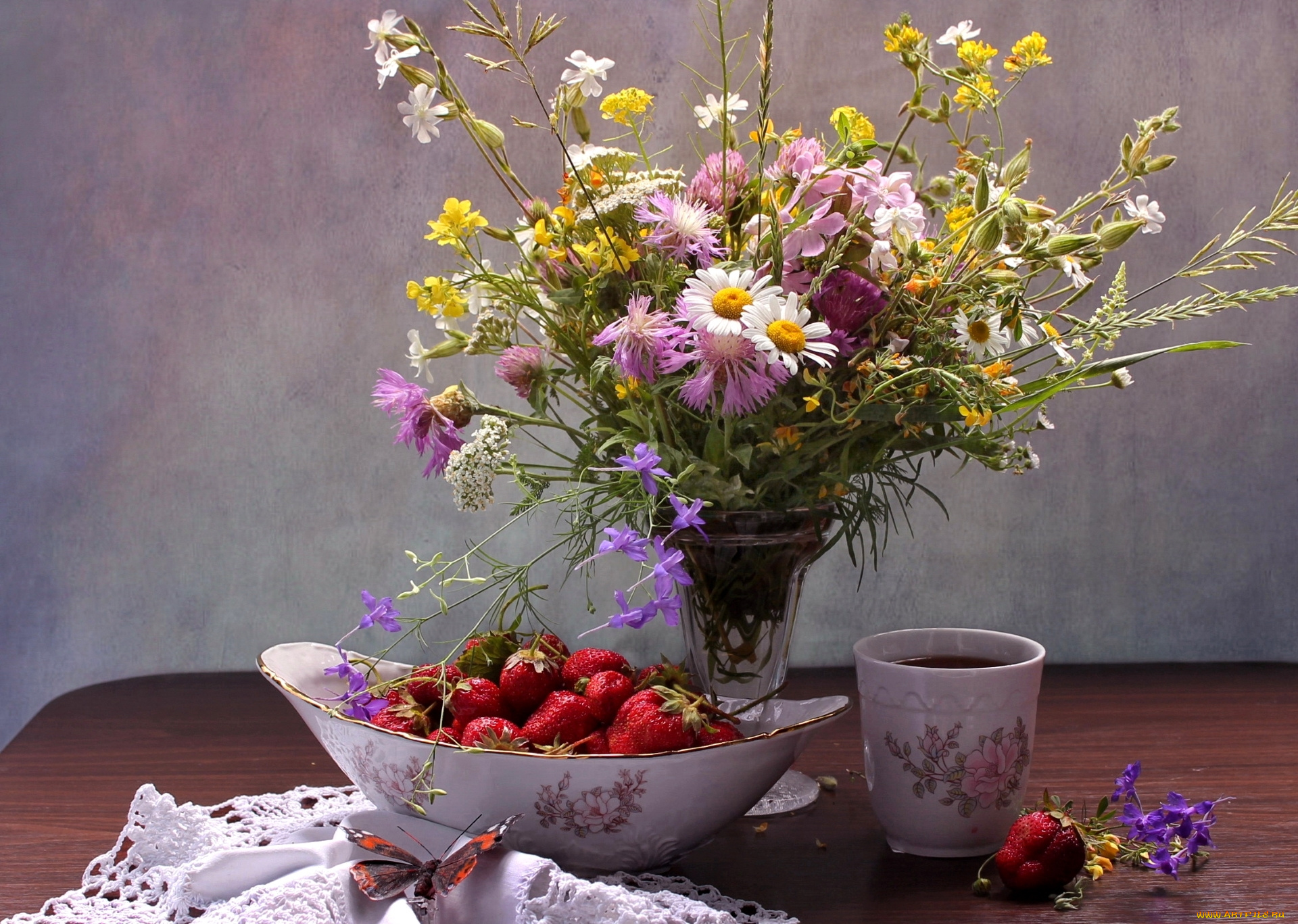 еда, натюрморт, чашка, ягоды, клубника, лето, полевые, цветы, ромашки, букет