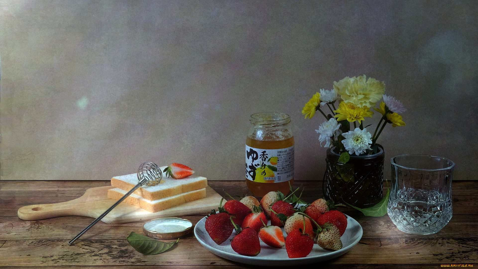 еда, натюрморт, ваза, цветы, клубника, фрукты, мед