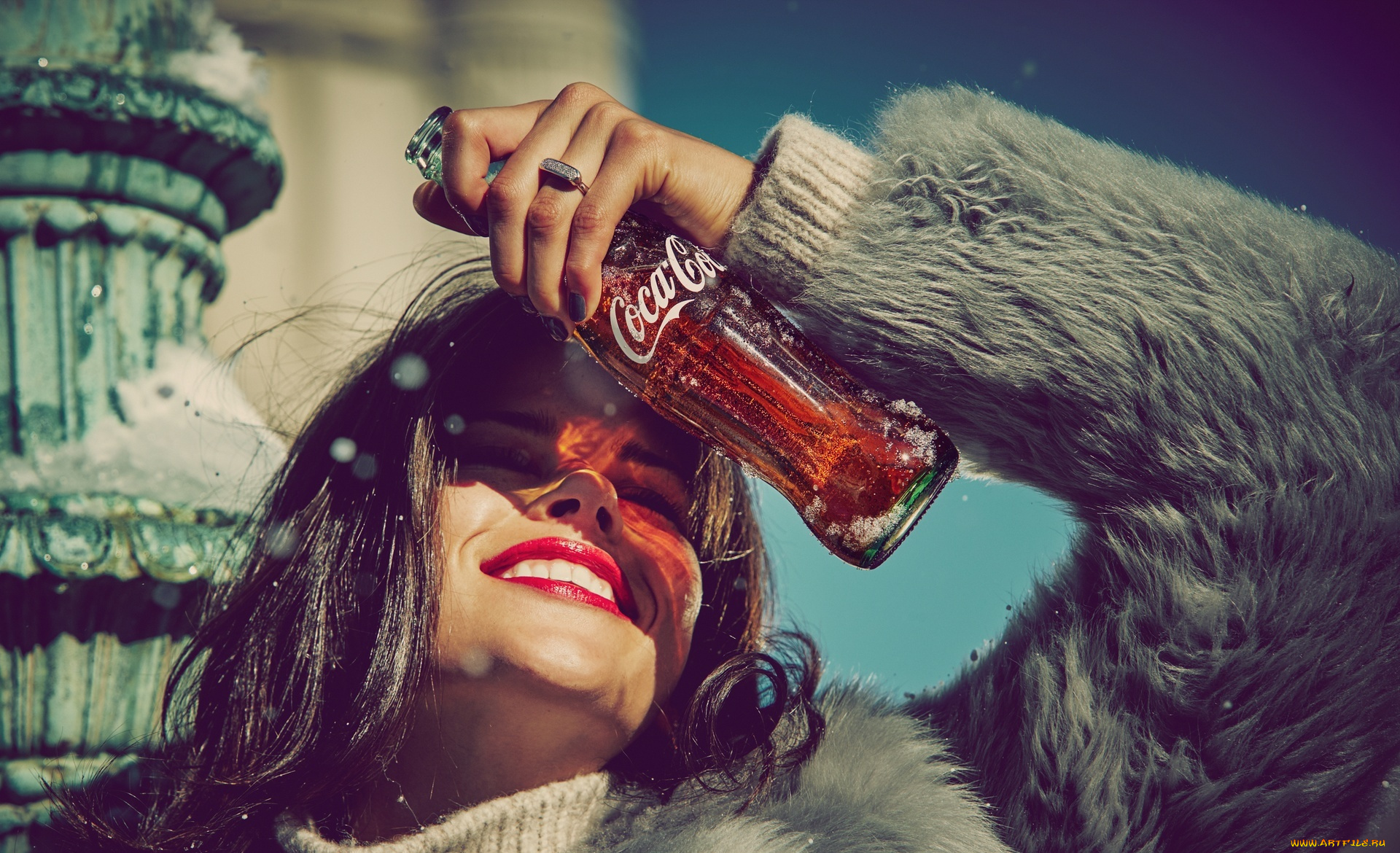 бренды, coca-cola, девушка, кока-кола, шуба, напиток, бутылка, улыбка