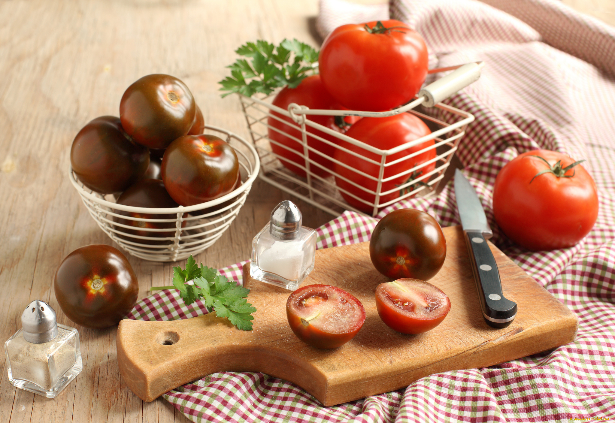 еда, помидоры, соль, нож, доска, салфетка, зелень, томаты
