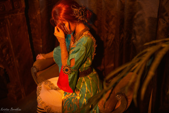 Картинка девушки екатерина+семадени трисс меригольд косплей ожерелье платье банкетка шторы