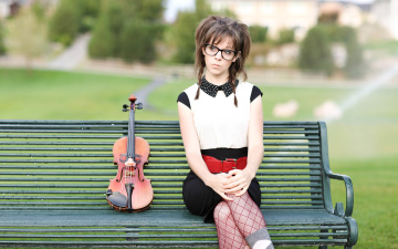 Картинка музыка lindsey+stirling девушка скрипка очки скамейка