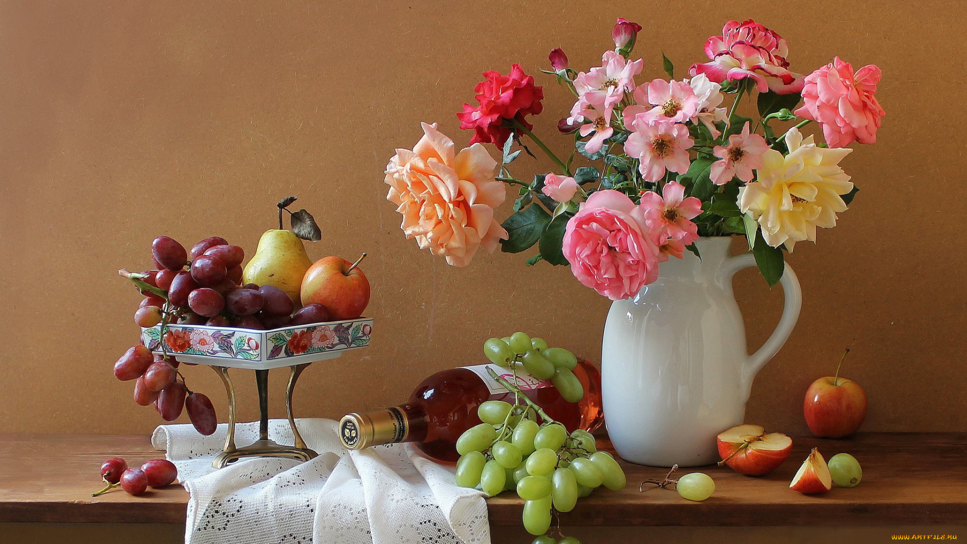 еда, натюрморт, яблоки, виноград, вино, кувшин, букет, цветы, розы, бутылка