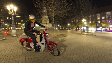 Картинка 3д+графика люди-авто мото+ people-+car+ +moto девушка взгляд фон мотоцикл город ночь