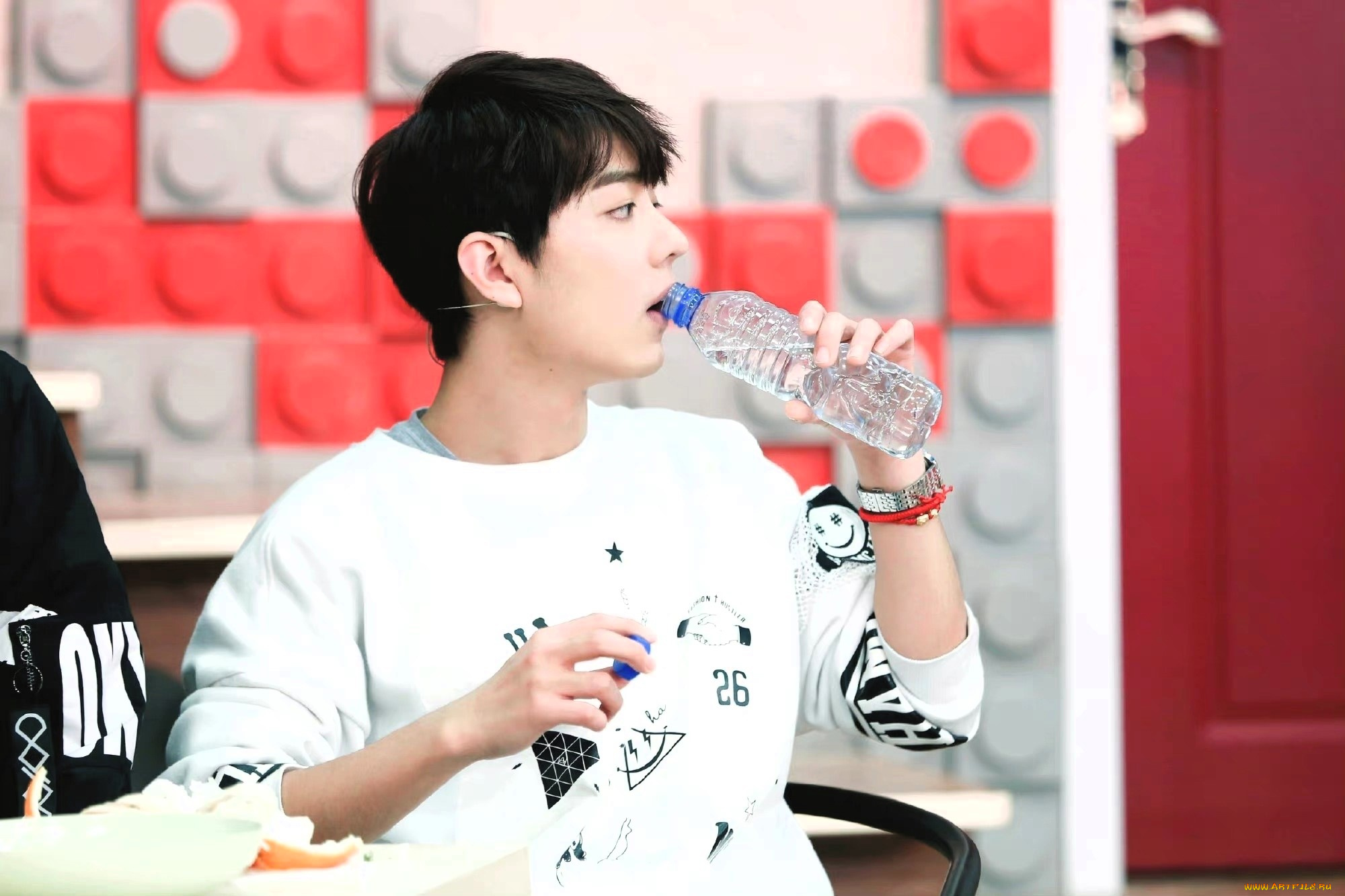 мужчины, xiao, zhan, актер, свитер, бутылка, вода