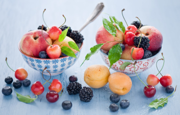 Картинка еда фрукты ягоды черешня абрикосы нектарины ежевика голубика натюрморт