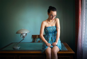Картинка девушки -unsort+ брюнетки темноволосые брюнетка очки сарафан стол лампа окно