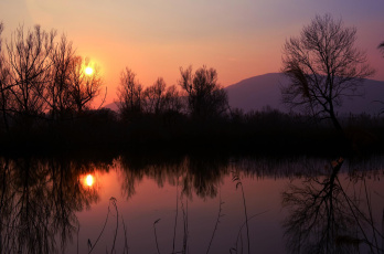 Картинка природа восходы закаты небо отражение закат озеро горы деревья солнце