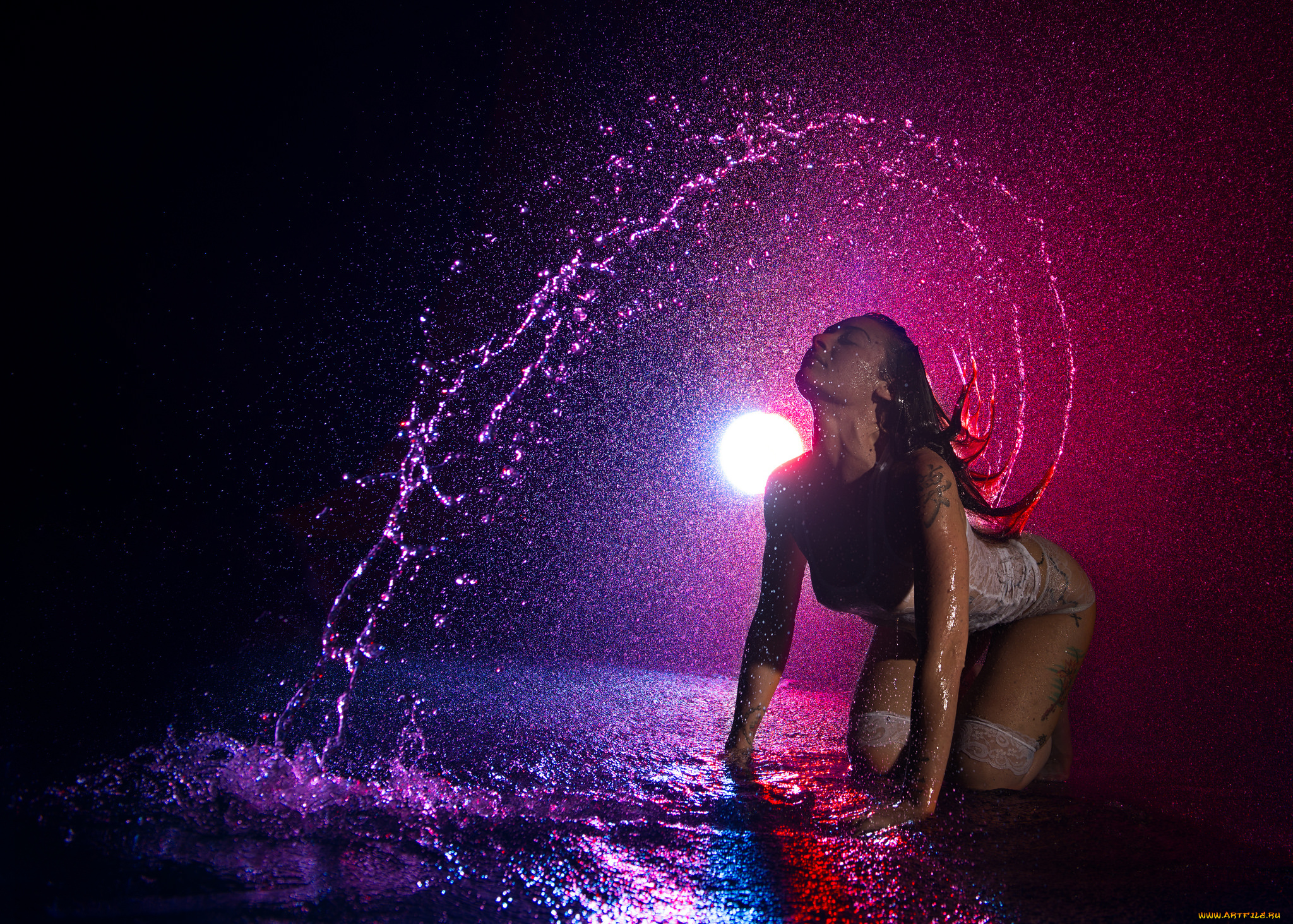 Бесконечно можно смотреть на огонь воду и обнаженную тайскую девушку
