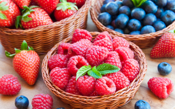 обоя еда, фрукты,  ягоды, корзинка, клубника, черника, малина, ягоды, fresh, berries, мята