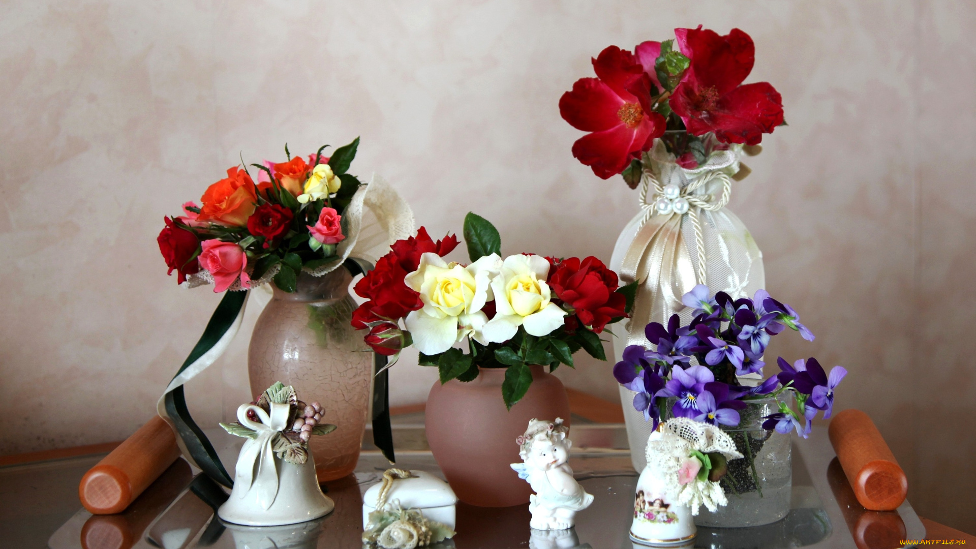 цветы, разные, вместе, фиалки, фарфор, вазы, шиповник, розы