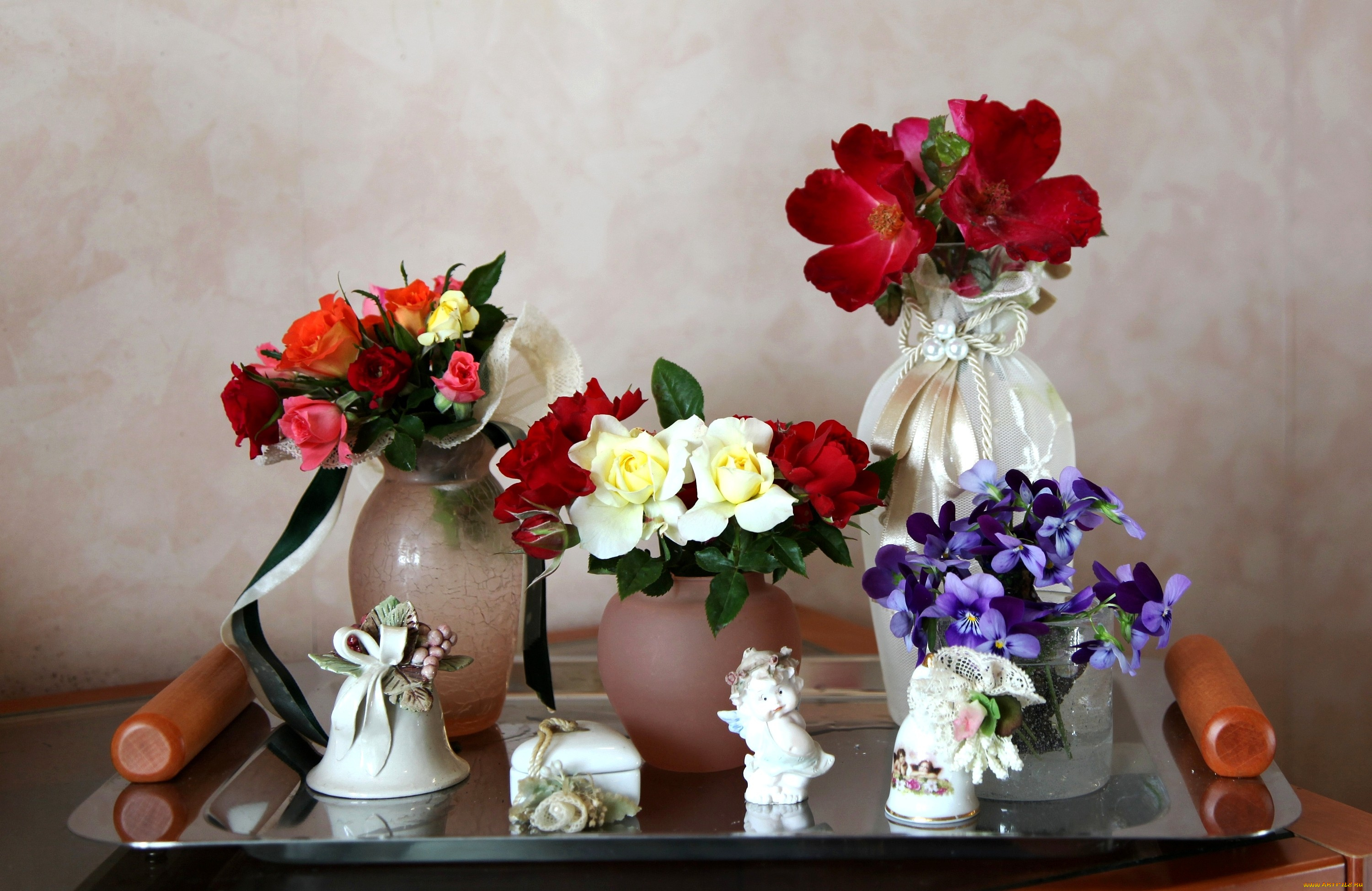 цветы, разные, вместе, фиалки, фарфор, вазы, шиповник, розы