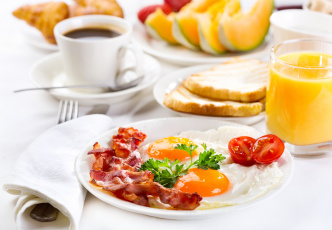 Картинка еда разное яичница с беконом сок фрукты завтрак кофе сервировка круассаны
