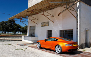Картинка aston+martin+virage автомобили aston+martin оранжевый навес здание