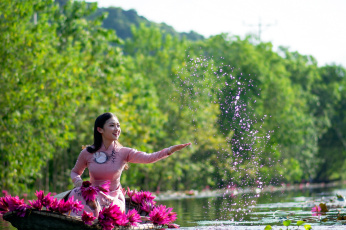 Картинка девушки -+азиатки река вода азиатка лотосы цветы