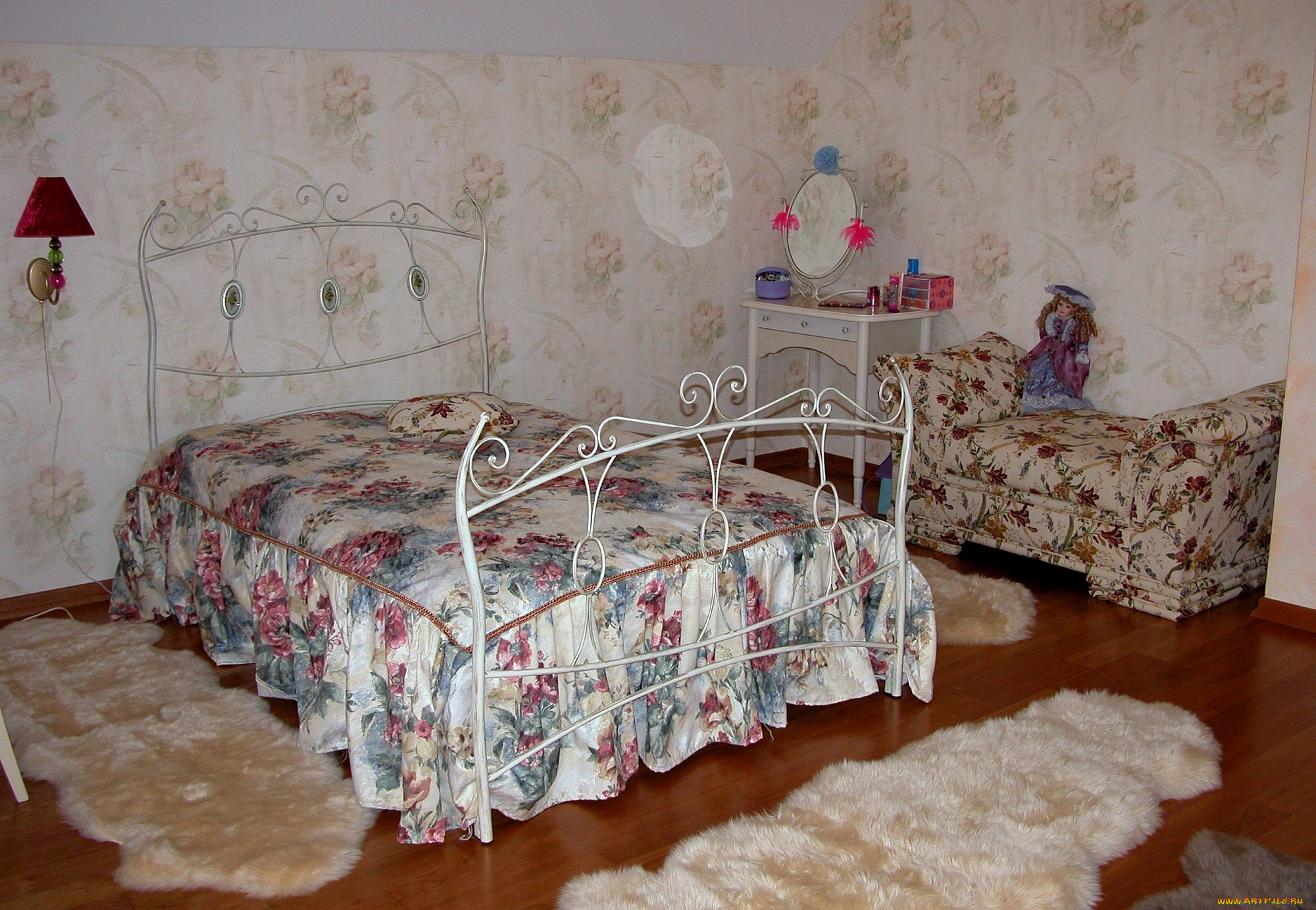интерьер, детская, комната, зеркало, кровать, коврики, кукла