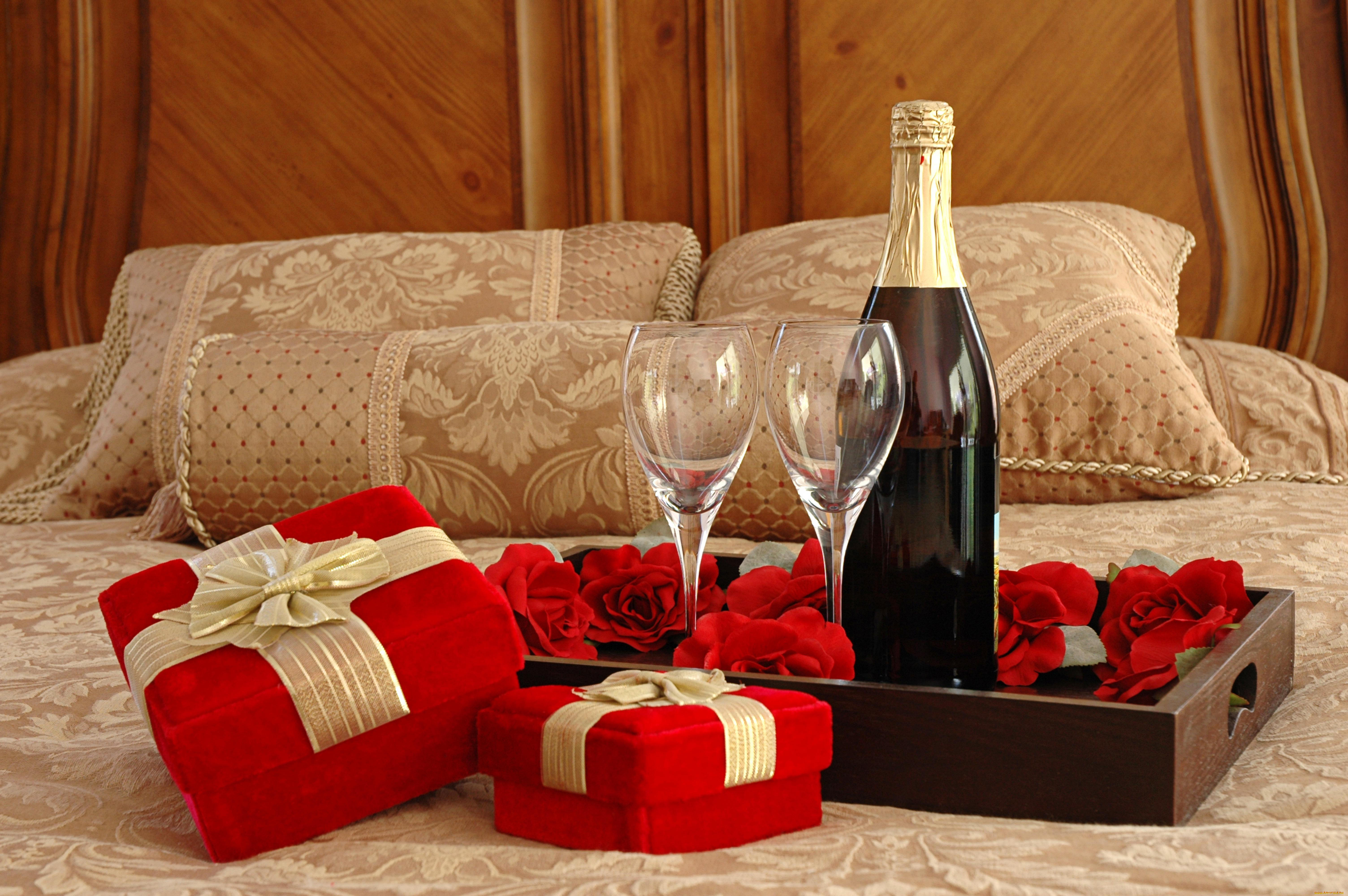 праздничные, угощения, вино, бокалы, кровать, поднос, шампанское, розочки, подарки