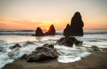 Картинка природа восходы закаты берег скалы солнце океан пляж