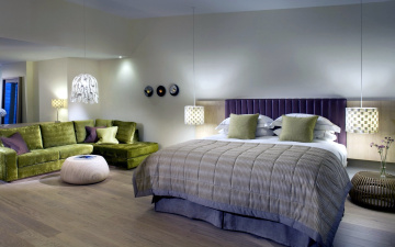 Картинка интерьер спальня кровать подушки диван лампы