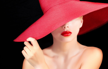 Картинка девушки -unsort+ лица +портреты девушка модель помада губы шея плечи красная шляпа черный фон