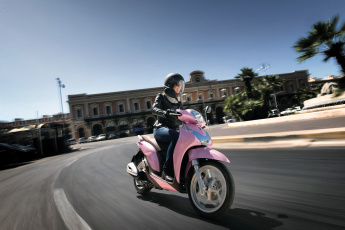 Картинка мотоциклы мото+с+девушкой девушка мотоцикл фон взгляд