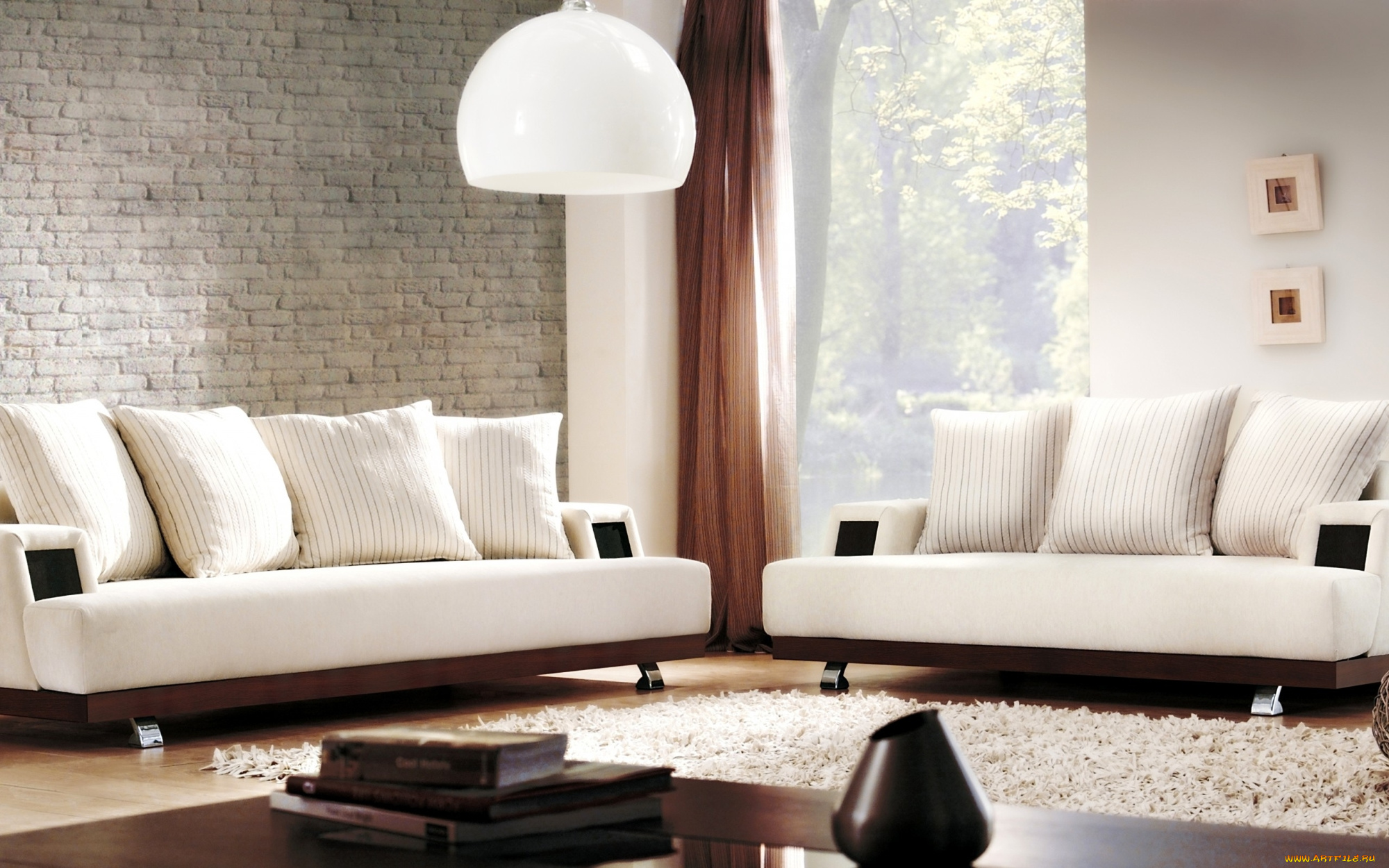 интерьер, гостиная, дизайн, диваны, белые, подушки, ковер, столики, лампы