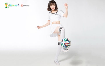 Картинка спорт футбол девушка азиатка бразилия чемпионат мира улыбка мяч взгляд