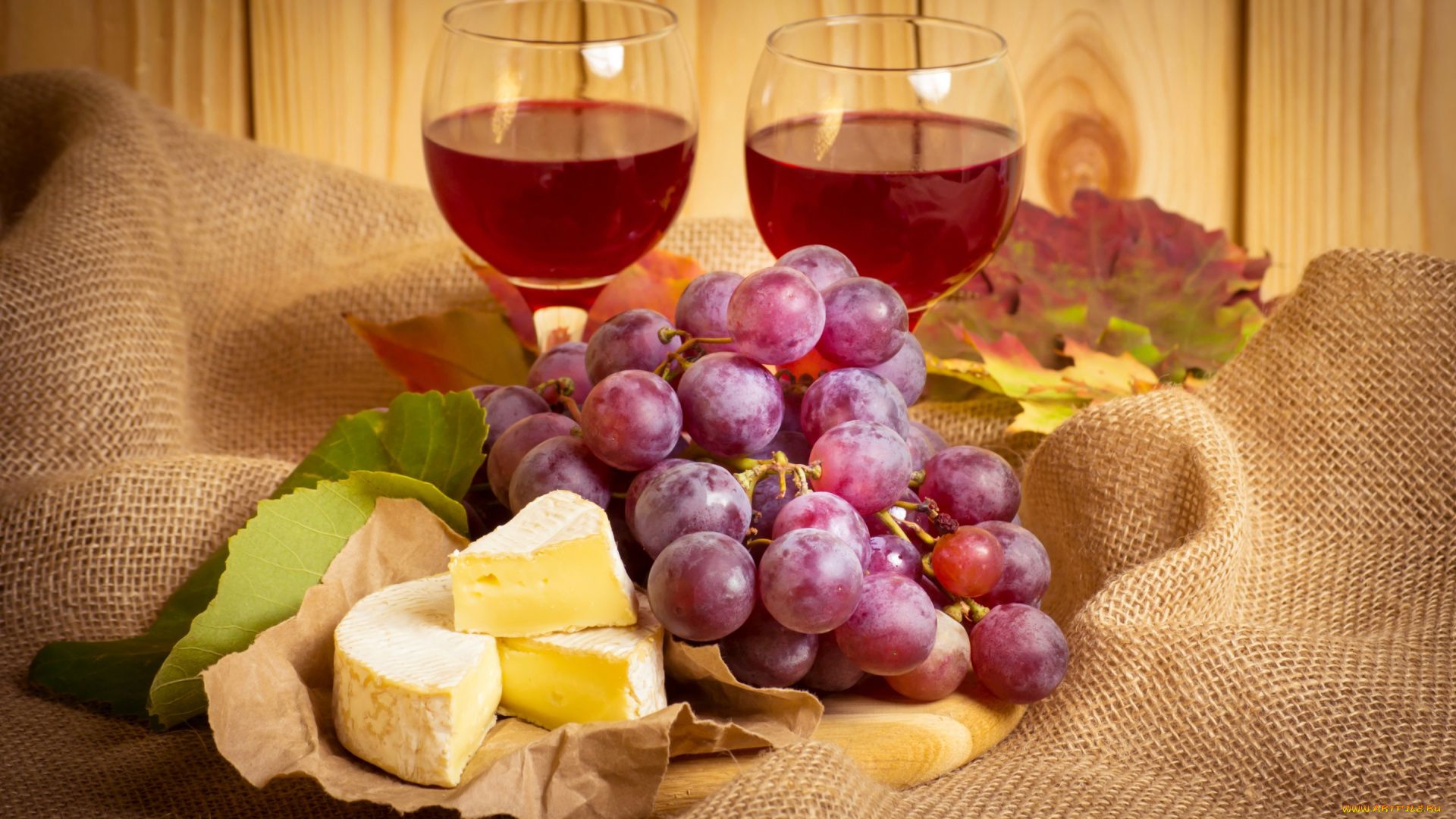 еда, виноград, ткань, бумага, листья, сыр, вино, бокалы, натюрморт