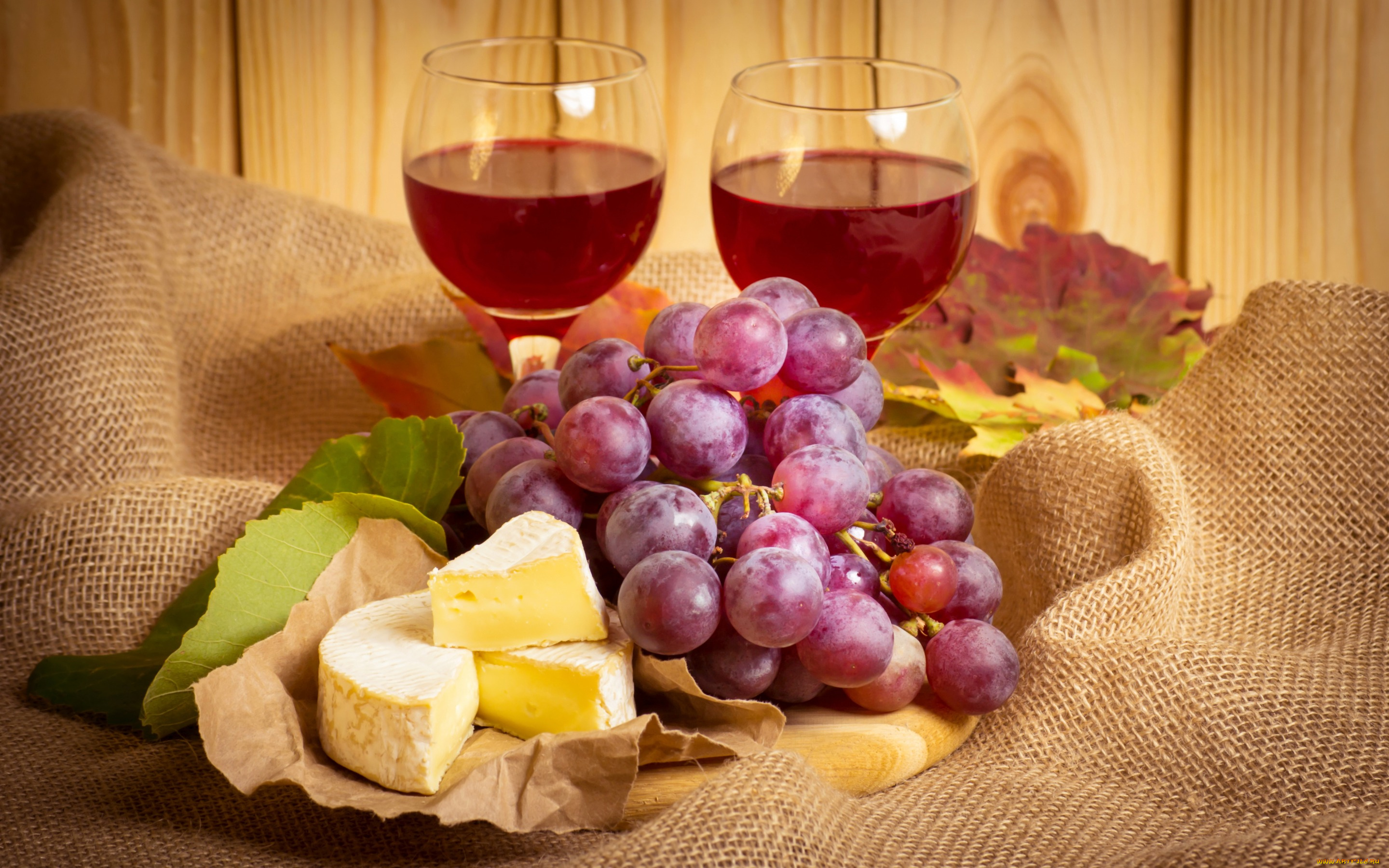 еда, виноград, ткань, бумага, листья, сыр, вино, бокалы, натюрморт