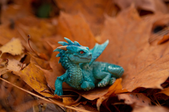 Картинка разное игрушки дракончик фигурка листья
