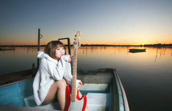 обоя музыка, -другое, девушка, взгляд, гитара, азиатка, водоем, лодка