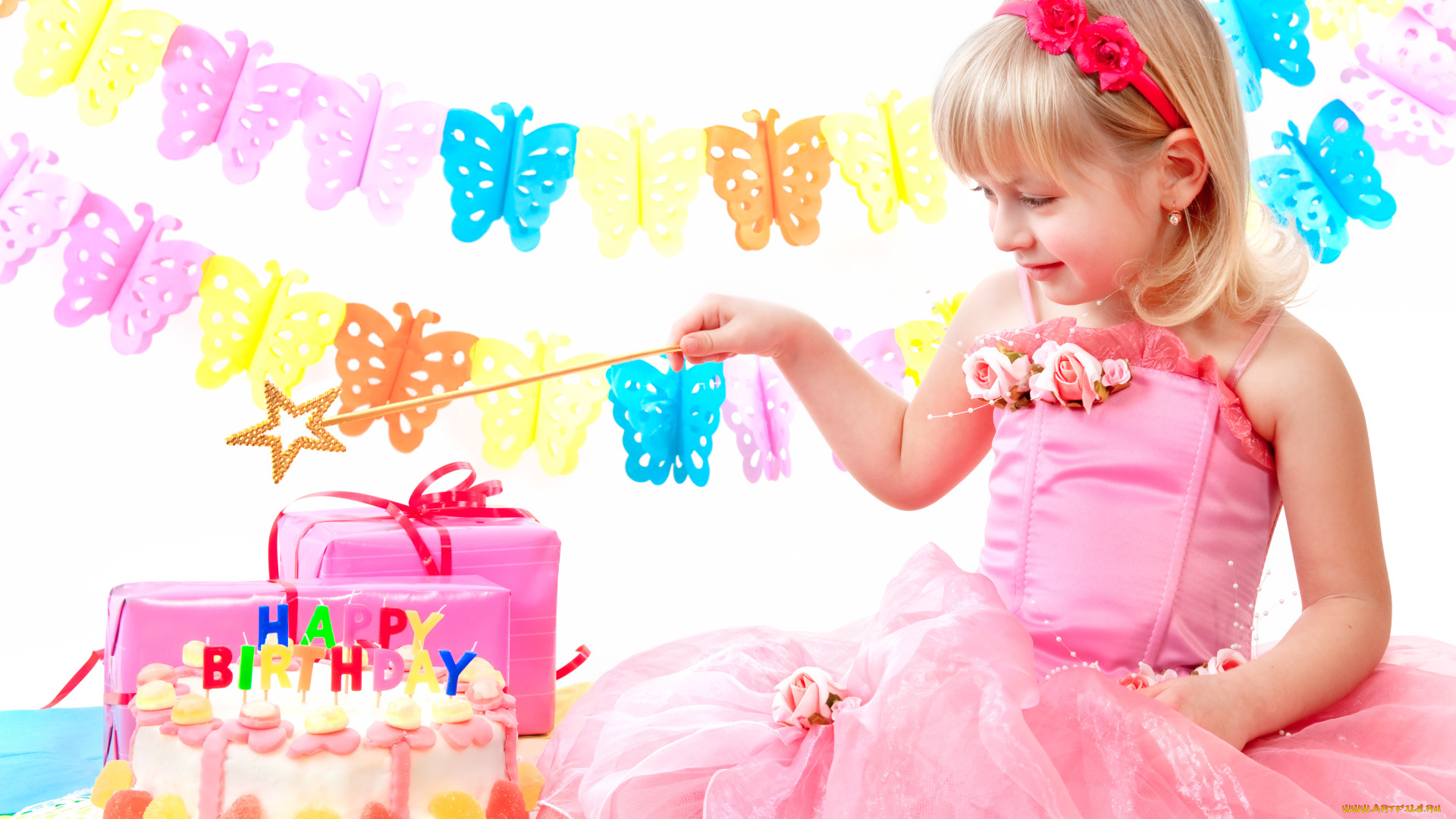 праздничные, день, рождения, маленькая, девочка, в, розовом, платье, с, тортом, и, подарками, на, день, рождения