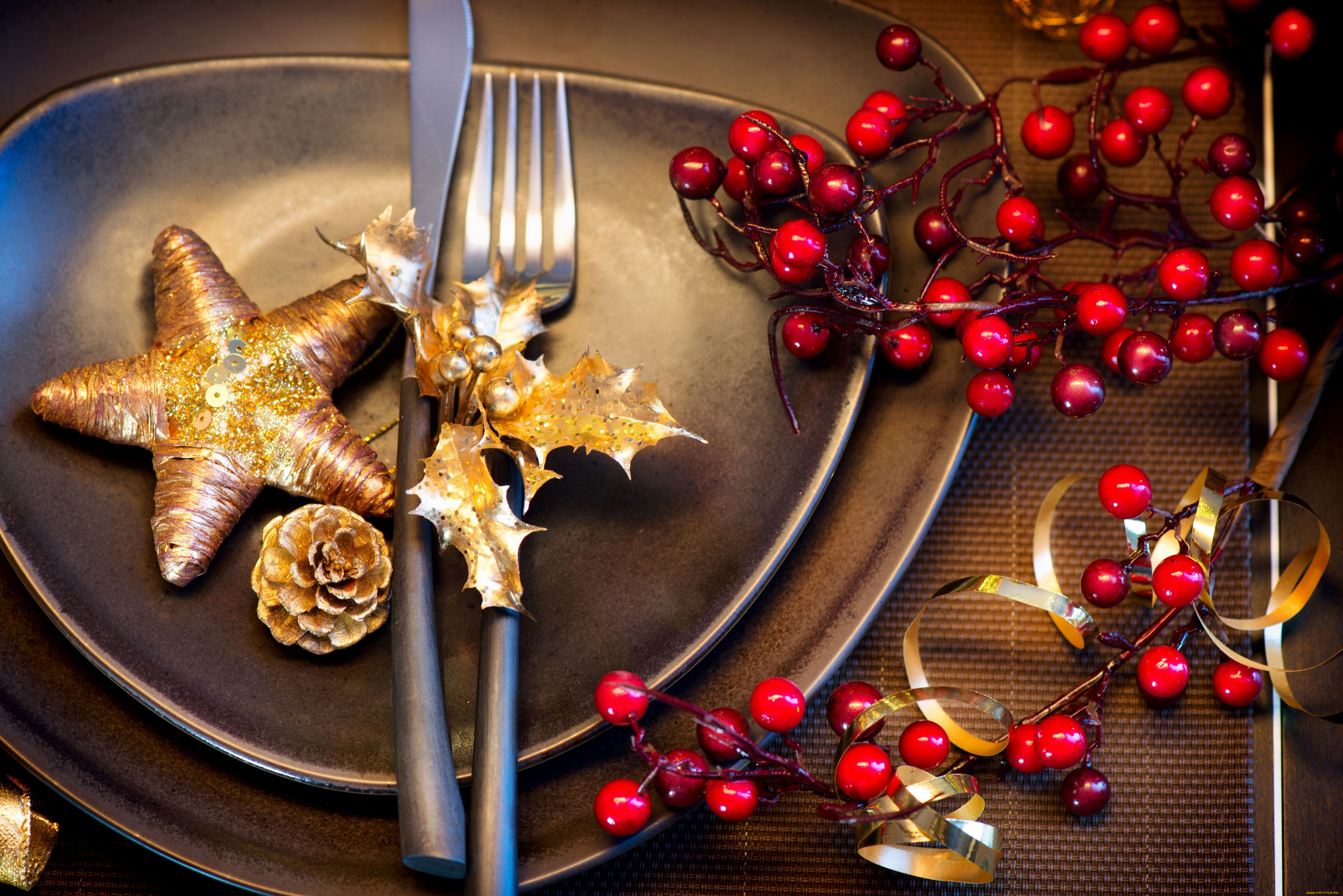 праздничные, украшения, сервировка, тарелки, вилка, нож, ягоды, шишка, звезда