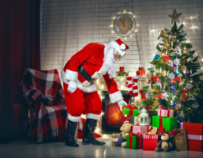 Картинка праздничные дед+мороз +санта+клаус елка подарки санта камин часы кресло