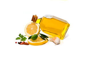 Картинка еда разное бутылка белый фон оливки оливковое масло листья дольки лимона