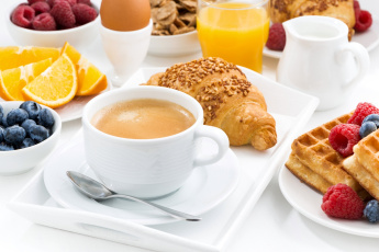 Картинка еда разное ягоды сок круассан яйцо голубика малина апельсин вафли кофе завтрак