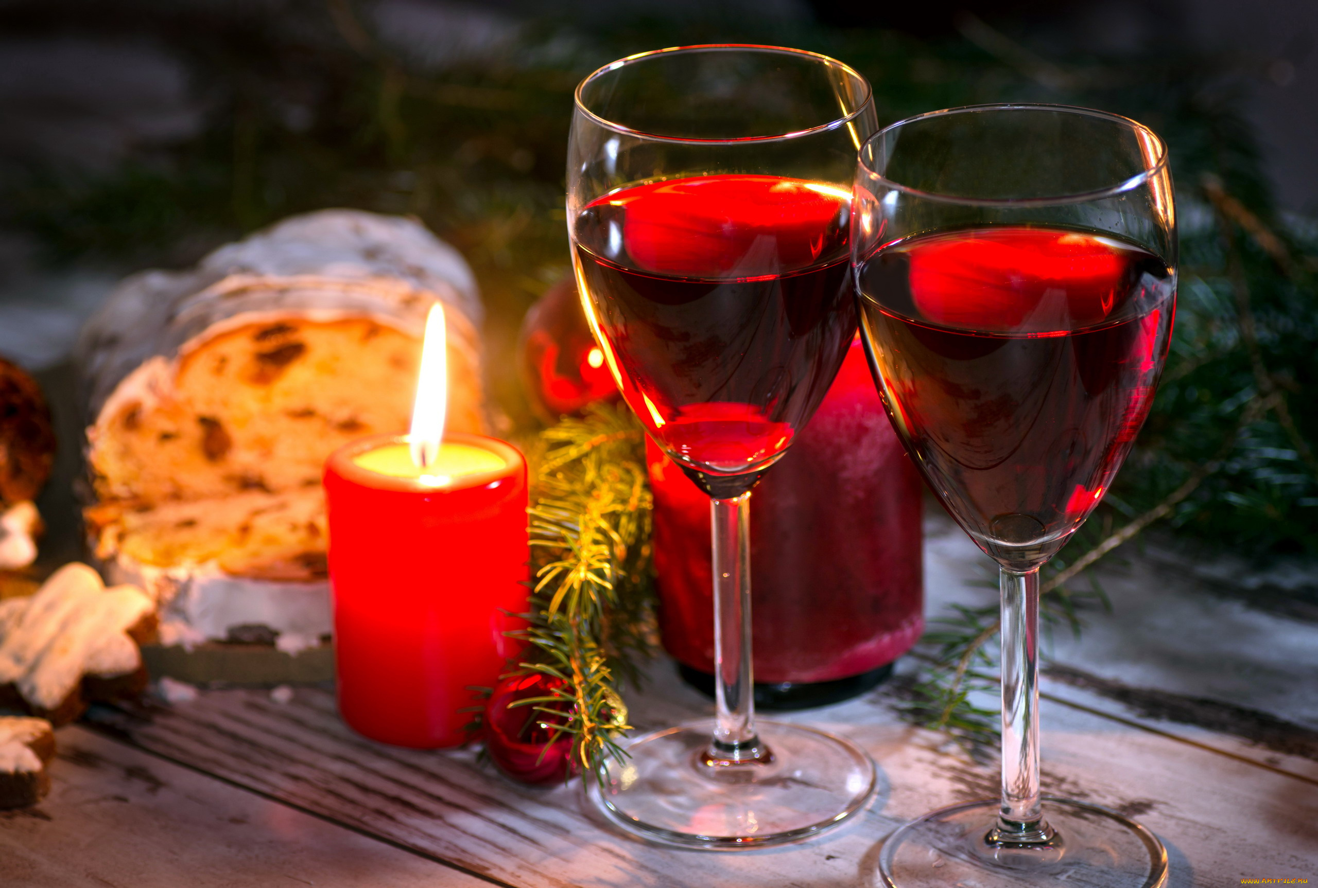 праздничные, угощения, вино, бокалы, свеча, кекс