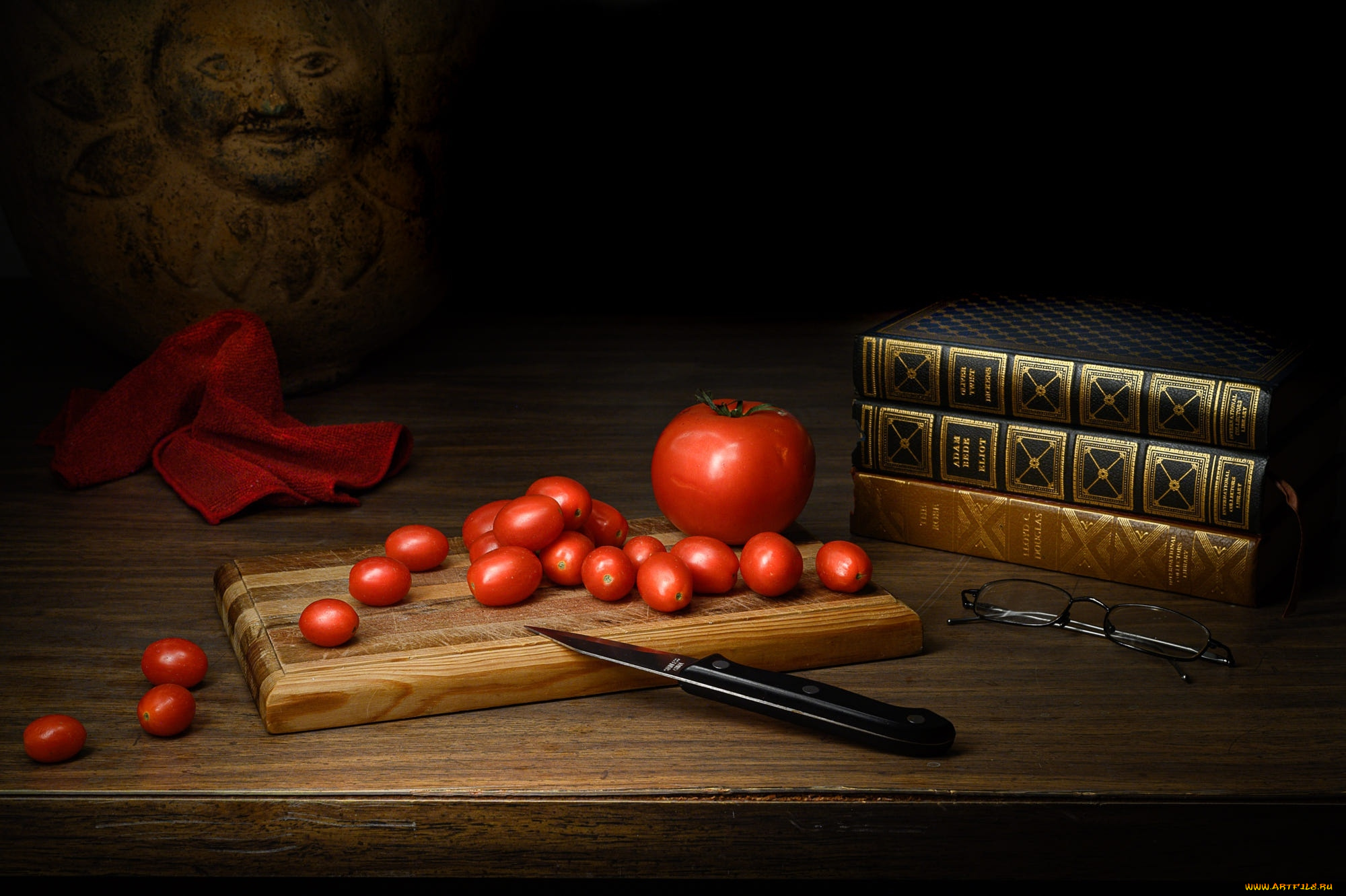 еда, помидоры, нож, очки, книги