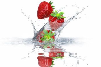 Картинка еда клубника +земляника брызги отражение вода ягоды