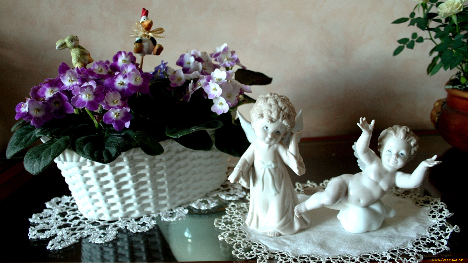 цветы, фиалки, статуэтки, салфетки, ангелочки, корзинка