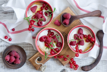 Картинка еда мороженое +десерты ягоды красная смородина малина йогурт