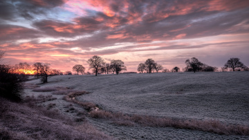 Картинка природа поля деревья иней закат облака красные зима