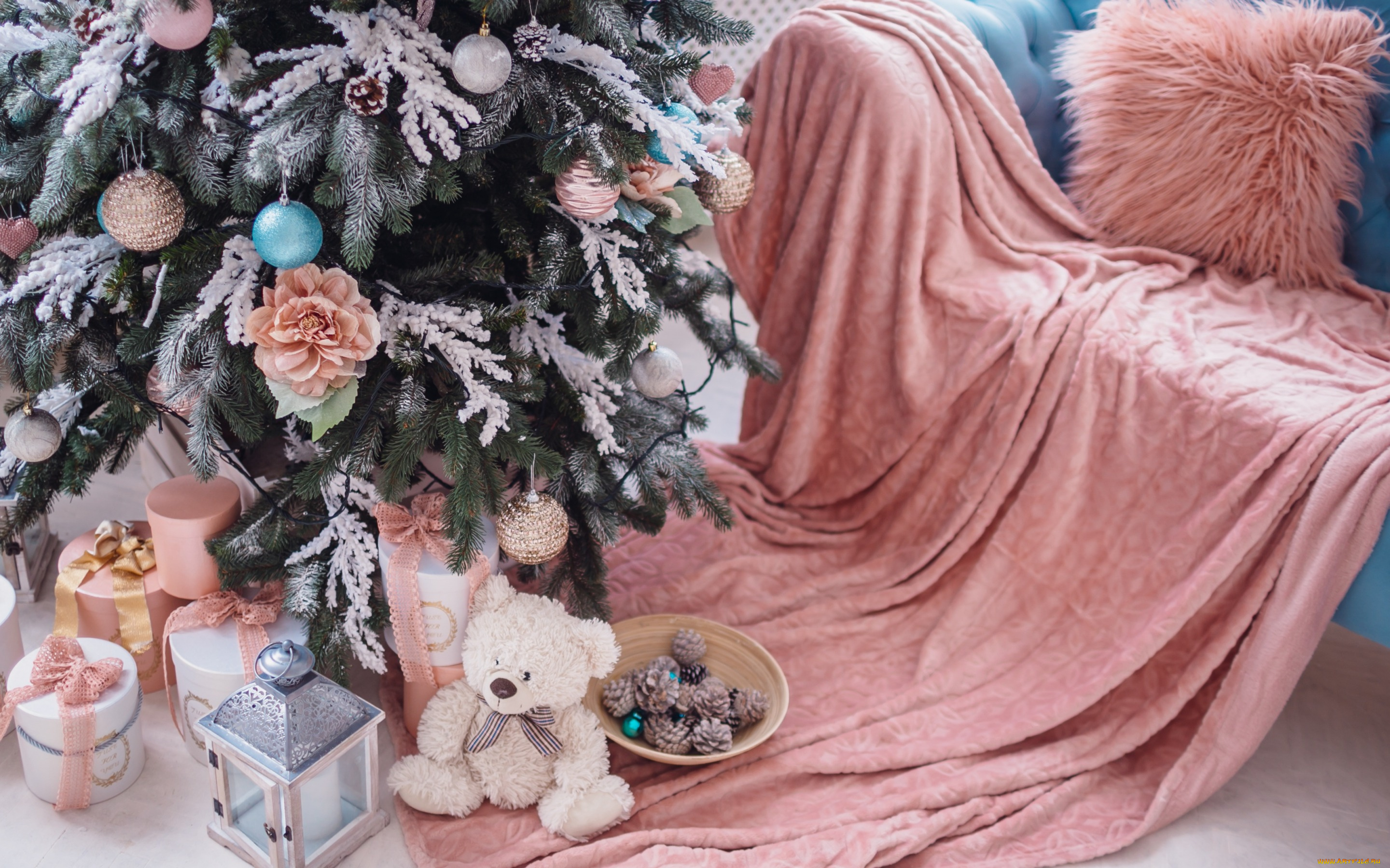 праздничные, Ёлки, украшения, шары, елка, новый, год, рождество, подарки, christmas, balls, design, pink, new, year, gift, room, interior, home, sofa, teddy, bear, decoration, merry, fir, tree